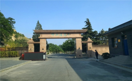 德陵公墓侧门